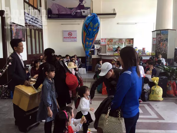 Người dân Hải Phòng ùn ùn ra ga tàu, đổ về Hà Nội ảnh 2
