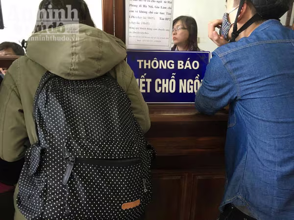 Người dân Hải Phòng ùn ùn ra ga tàu, đổ về Hà Nội ảnh 4