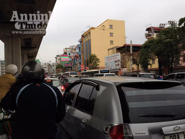 Đường phố Hà Nội thông thoáng trong ngày làm việc đầu tiên của năm mới Bính Thân ảnh 7 Đường phố Hà Nội thông thoáng trong ngày làm việc đầu tiên của năm mới Bính Thân ảnh 7