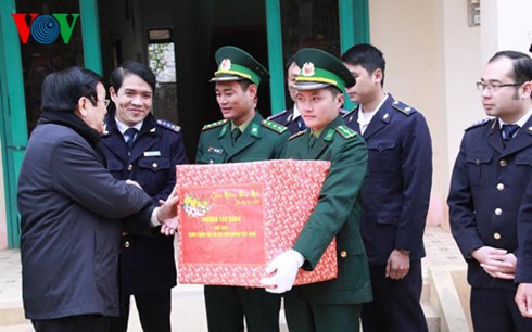 Chủ tịch nước dâng hương tưởng nhớ liệt sĩ bảo vệ biên giới phía Bắc ảnh 4 Chủ tịch nước dâng hương tưởng nhớ liệt sĩ bảo vệ biên giới phía Bắc ảnh 4