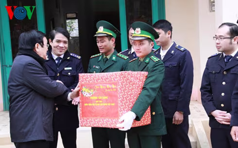 Chủ tịch nước dâng hương tưởng nhớ liệt sĩ bảo vệ biên giới phía Bắc ảnh 4 Chủ tịch nước dâng hương tưởng nhớ liệt sĩ bảo vệ biên giới phía Bắc ảnh 4