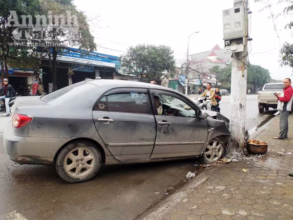 Ô tô mất lái đâm cột điện, 4 người nhập viện cấp cứu ảnh 1 Ô tô mất lái đâm cột điện, 4 người nhập viện cấp cứu ảnh 1