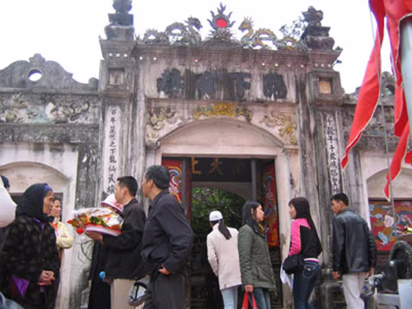 Du xuân đền Đức Thánh Cả: Cho một điếu thuốc, mất 8 triệu đồng! ảnh 1 Du xuân đền Đức Thánh Cả: Cho một điếu thuốc, mất 8 triệu đồng! ảnh 1