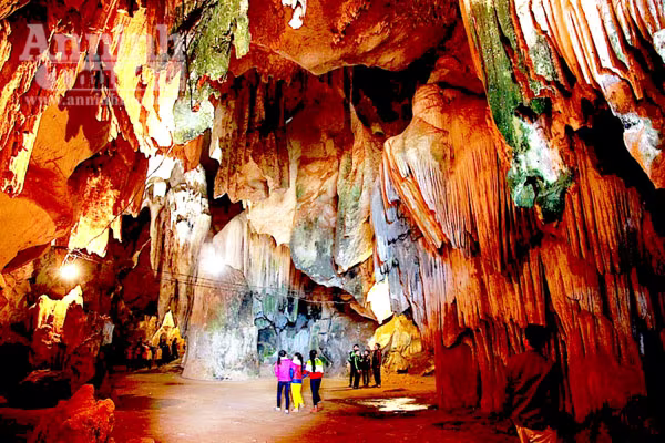 Hàng ngàn người tham gia lễ hội hang Bua ảnh 2 Hàng ngàn người tham gia lễ hội hang Bua ảnh 2