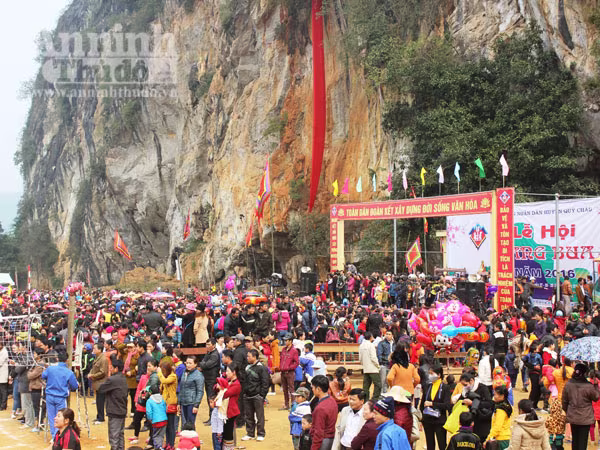 Hàng ngàn người tham gia lễ hội hang Bua ảnh 1 Hàng ngàn người tham gia lễ hội hang Bua ảnh 1