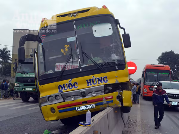 Tránh xe máy, xe khách giường nằm leo giải phân cách ảnh 1 Tránh xe máy, xe khách giường nằm leo giải phân cách ảnh 1
