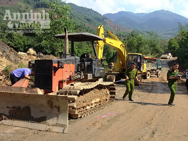 Xe ủi công trình cán chết công nhân ảnh 1 Xe ủi công trình cán chết công nhân ảnh 1
