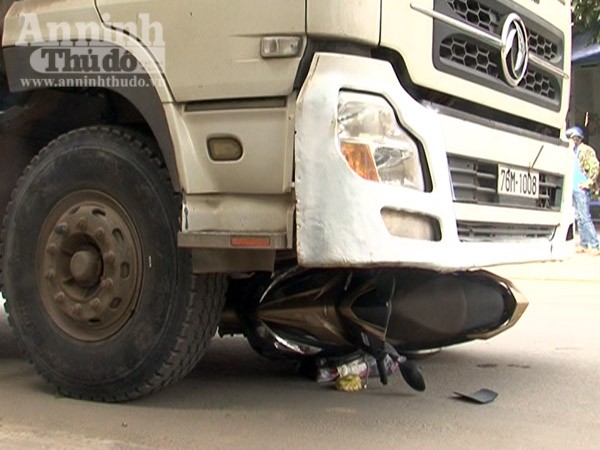 Xe tải tông xe máy, mẹ và con gái 10 tuổi tử vong tại chỗ ảnh 1 Xe tải tông xe máy, mẹ và con gái 10 tuổi tử vong tại chỗ ảnh 1