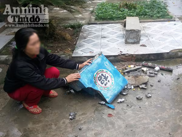 Côn đồ đập phá nhà cửa, dọa giết một gia đình vì không đóng "phí lậu" ảnh 2 Côn đồ đập phá nhà cửa, dọa giết một gia đình vì không đóng "phí lậu" ảnh 2