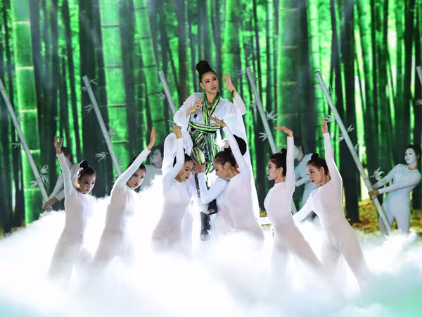 Noo Phước Thịnh hóa lão ông sành điệu "tán tỉnh" bà lão tóc điểm sương ảnh 7