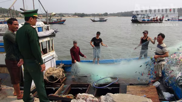Điều tra vụ lính Trung Quốc dùng súng, dao tấn công tàu cá Quảng Ngãi ảnh 2 Điều tra vụ lính Trung Quốc dùng súng, dao tấn công tàu cá Quảng Ngãi ảnh 2