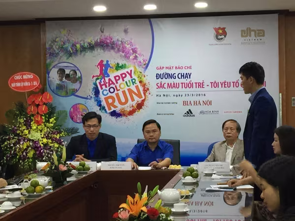 850 cặp đôi nắm tay nhau trên đường chạy "Sắc màu tuổi trẻ - Tôi yêu Tổ quốc tôi" ảnh 1 850 cặp đôi nắm tay nhau trên đường chạy "Sắc màu tuổi trẻ - Tôi yêu Tổ quốc tôi" ảnh 1