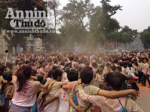 Giới trẻ Hà Thành thích thú với đường chạy đầy sắc màu ảnh 24 Giới trẻ Hà Thành thích thú với đường chạy đầy sắc màu ảnh 24