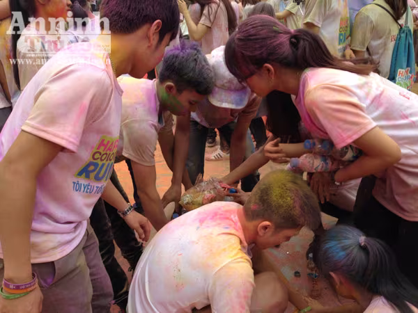 Giới trẻ Hà Thành thích thú với đường chạy đầy sắc màu ảnh 26 Giới trẻ Hà Thành thích thú với đường chạy đầy sắc màu ảnh 26