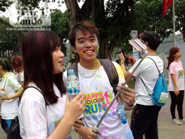 Giới trẻ Hà Thành thích thú với đường chạy đầy sắc màu ảnh 9 Giới trẻ Hà Thành thích thú với đường chạy đầy sắc màu ảnh 9