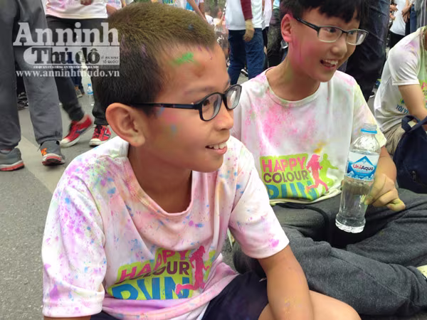 Giới trẻ Hà Thành thích thú với đường chạy đầy sắc màu ảnh 23 Giới trẻ Hà Thành thích thú với đường chạy đầy sắc màu ảnh 23