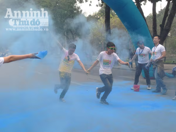 Giới trẻ Hà Thành thích thú với đường chạy đầy sắc màu ảnh 15 Giới trẻ Hà Thành thích thú với đường chạy đầy sắc màu ảnh 15