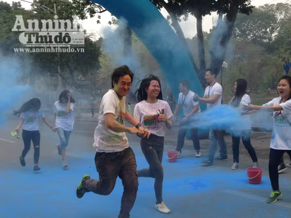 Giới trẻ Hà Thành thích thú với đường chạy đầy sắc màu ảnh 20 Giới trẻ Hà Thành thích thú với đường chạy đầy sắc màu ảnh 20