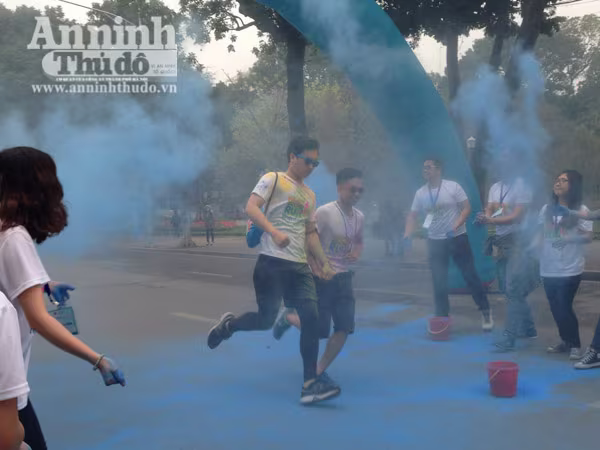 Giới trẻ Hà Thành thích thú với đường chạy đầy sắc màu ảnh 19 Giới trẻ Hà Thành thích thú với đường chạy đầy sắc màu ảnh 19
