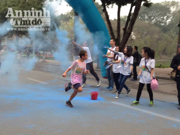 Giới trẻ Hà Thành thích thú với đường chạy đầy sắc màu ảnh 16 Giới trẻ Hà Thành thích thú với đường chạy đầy sắc màu ảnh 16