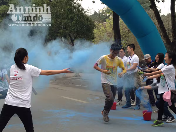 Giới trẻ Hà Thành thích thú với đường chạy đầy sắc màu ảnh 18 Giới trẻ Hà Thành thích thú với đường chạy đầy sắc màu ảnh 18