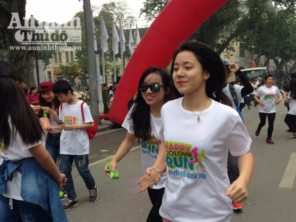 Giới trẻ Hà Thành thích thú với đường chạy đầy sắc màu ảnh 14 Giới trẻ Hà Thành thích thú với đường chạy đầy sắc màu ảnh 14