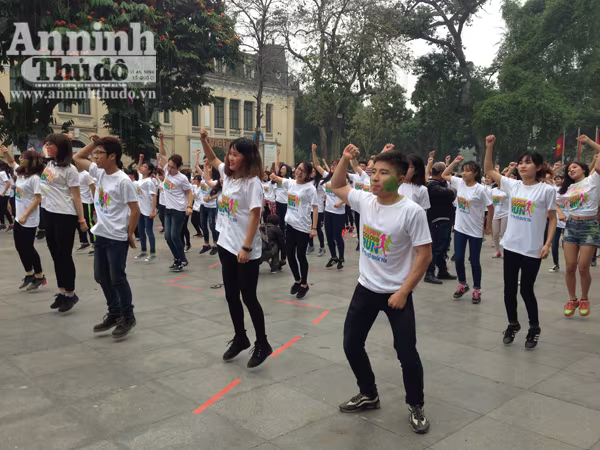 Giới trẻ Hà Thành thích thú với đường chạy đầy sắc màu ảnh 12 Giới trẻ Hà Thành thích thú với đường chạy đầy sắc màu ảnh 12