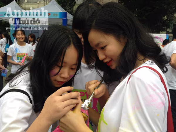 Giới trẻ Hà Thành thích thú với đường chạy đầy sắc màu ảnh 8 Giới trẻ Hà Thành thích thú với đường chạy đầy sắc màu ảnh 8