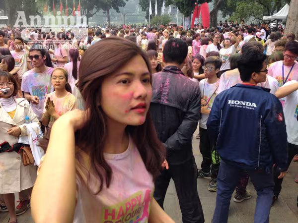 Giới trẻ Hà Thành thích thú với đường chạy đầy sắc màu ảnh 11 Giới trẻ Hà Thành thích thú với đường chạy đầy sắc màu ảnh 11