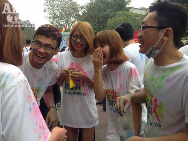 Giới trẻ Hà Thành thích thú với đường chạy đầy sắc màu ảnh 4 Giới trẻ Hà Thành thích thú với đường chạy đầy sắc màu ảnh 4