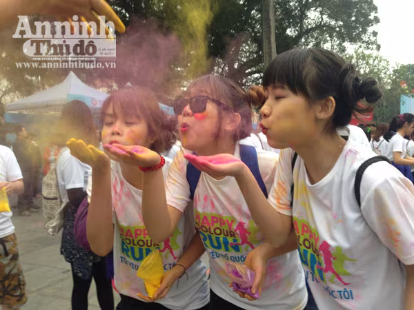 Giới trẻ Hà Thành thích thú với đường chạy đầy sắc màu ảnh 6 Giới trẻ Hà Thành thích thú với đường chạy đầy sắc màu ảnh 6