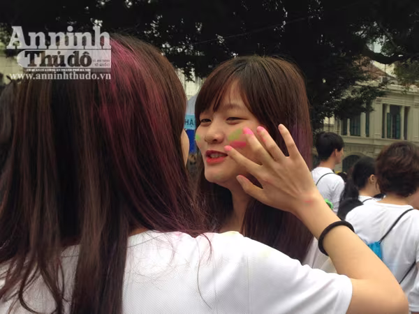 Giới trẻ Hà Thành thích thú với đường chạy đầy sắc màu ảnh 2 Giới trẻ Hà Thành thích thú với đường chạy đầy sắc màu ảnh 2