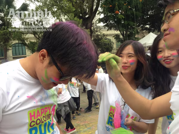 Giới trẻ Hà Thành thích thú với đường chạy đầy sắc màu ảnh 5 Giới trẻ Hà Thành thích thú với đường chạy đầy sắc màu ảnh 5