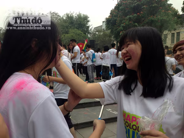 Giới trẻ Hà Thành thích thú với đường chạy đầy sắc màu ảnh 3 Giới trẻ Hà Thành thích thú với đường chạy đầy sắc màu ảnh 3