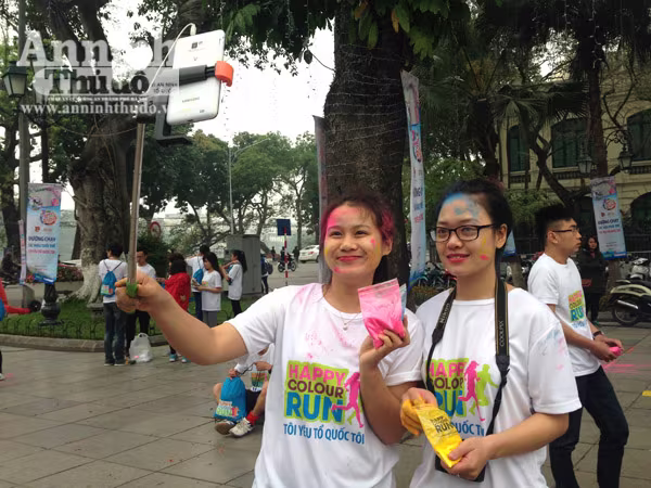 Giới trẻ Hà Thành thích thú với đường chạy đầy sắc màu ảnh 7 Giới trẻ Hà Thành thích thú với đường chạy đầy sắc màu ảnh 7