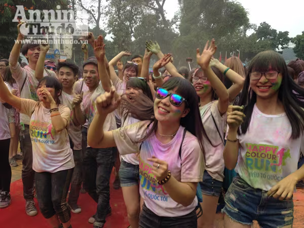 Giới trẻ Hà Thành thích thú với đường chạy đầy sắc màu ảnh 1 Giới trẻ Hà Thành thích thú với đường chạy đầy sắc màu ảnh 1