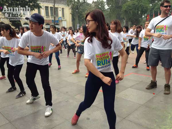 Giới trẻ Hà Thành thích thú với đường chạy đầy sắc màu ảnh 13 Giới trẻ Hà Thành thích thú với đường chạy đầy sắc màu ảnh 13