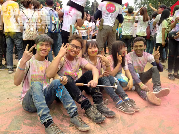 Giới trẻ Hà Thành thích thú với đường chạy đầy sắc màu ảnh 10 Giới trẻ Hà Thành thích thú với đường chạy đầy sắc màu ảnh 10
