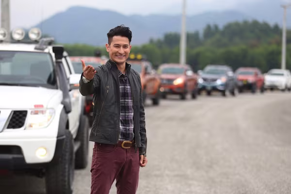 "Chê" xe địa hình đẳng cấp, Tiến Đạt xuất hiện cùng xe cổ mobylette ảnh 1