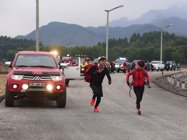 "Chê" xe địa hình đẳng cấp, Tiến Đạt xuất hiện cùng xe cổ mobylette ảnh 9