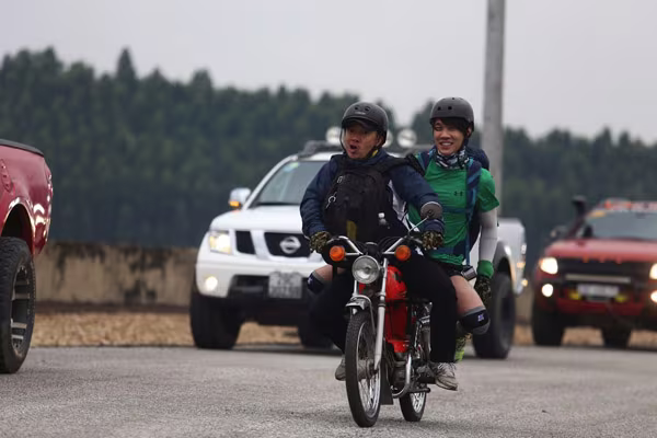 "Chê" xe địa hình đẳng cấp, Tiến Đạt xuất hiện cùng xe cổ mobylette ảnh 8