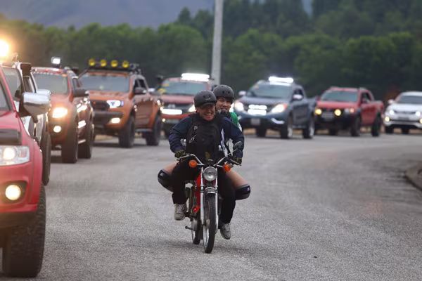 "Chê" xe địa hình đẳng cấp, Tiến Đạt xuất hiện cùng xe cổ mobylette ảnh 7