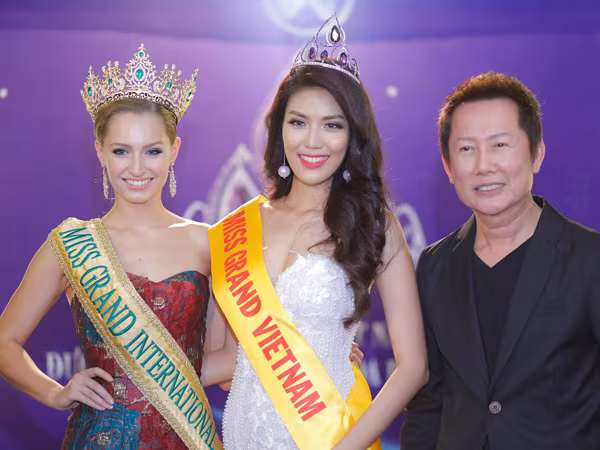 Chủ tịch Miss Grand International "thân chinh" sang Việt Nam mời Lan Khuê tham gia cuộc thi 2016 ảnh 3 Chủ tịch Miss Grand International "thân chinh" sang Việt Nam mời Lan Khuê tham gia cuộc thi 2016 ảnh 3