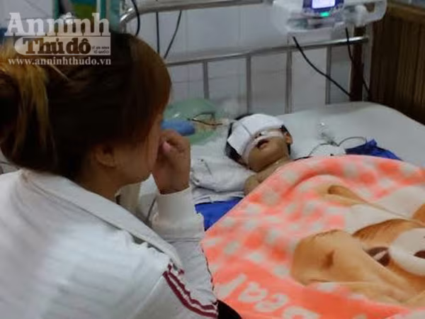 Cháu bé 25 tháng tuổi ngã dập 1/2 não hiện rất nguy kịch ảnh 1 Cháu bé 25 tháng tuổi ngã dập 1/2 não hiện rất nguy kịch ảnh 1