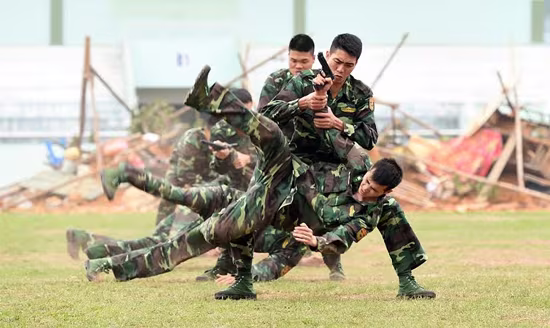 Bộ đội biên phòng Việt Nam thể hiện khả năng "mình đồng, da sắt" ảnh 4 Bộ đội biên phòng Việt Nam thể hiện khả năng "mình đồng, da sắt" ảnh 4