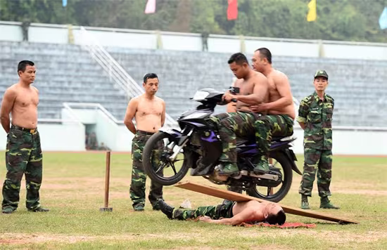 Bộ đội biên phòng Việt Nam thể hiện khả năng "mình đồng, da sắt" ảnh 9 Bộ đội biên phòng Việt Nam thể hiện khả năng "mình đồng, da sắt" ảnh 9
