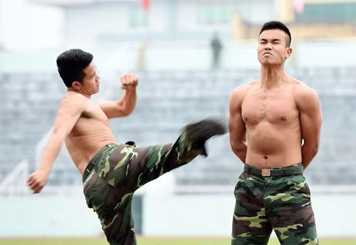 Bộ đội biên phòng Việt Nam thể hiện khả năng "mình đồng, da sắt" ảnh 6 Bộ đội biên phòng Việt Nam thể hiện khả năng "mình đồng, da sắt" ảnh 6