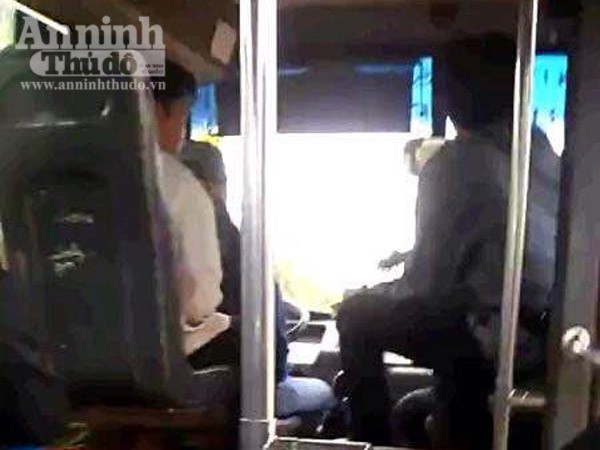 Sốc: Vừa lái xe buýt vừa đánh bài gây nguy hiểm cho hàng chục hành khách ảnh 1 Sốc: Vừa lái xe buýt vừa đánh bài gây nguy hiểm cho hàng chục hành khách ảnh 1