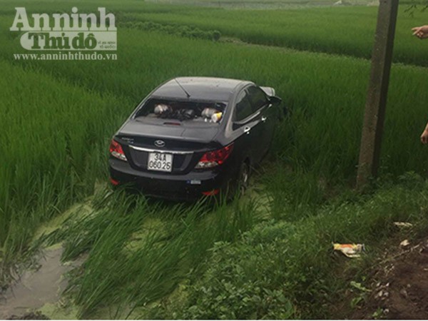 "Xế hộp" lao thẳng vào xe máy đi ngược chiều khiến cô gái trẻ văng xa 20m ảnh 2 "Xế hộp" lao thẳng vào xe máy đi ngược chiều khiến cô gái trẻ văng xa 20m ảnh 2