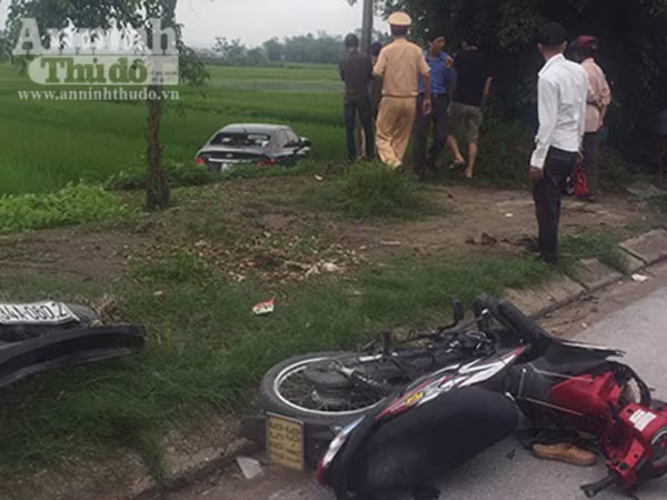 "Xế hộp" lao thẳng vào xe máy đi ngược chiều khiến cô gái trẻ văng xa 20m ảnh 1 "Xế hộp" lao thẳng vào xe máy đi ngược chiều khiến cô gái trẻ văng xa 20m ảnh 1